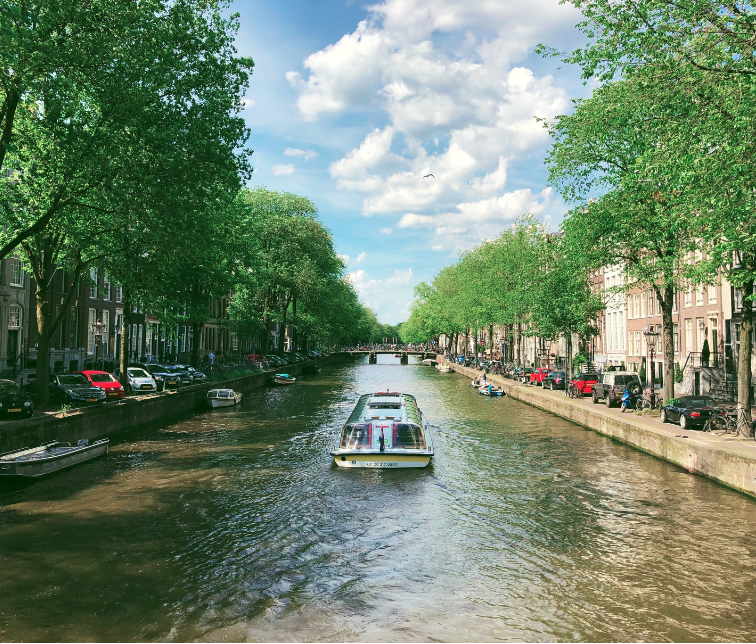 Rondvaartboot door gracht