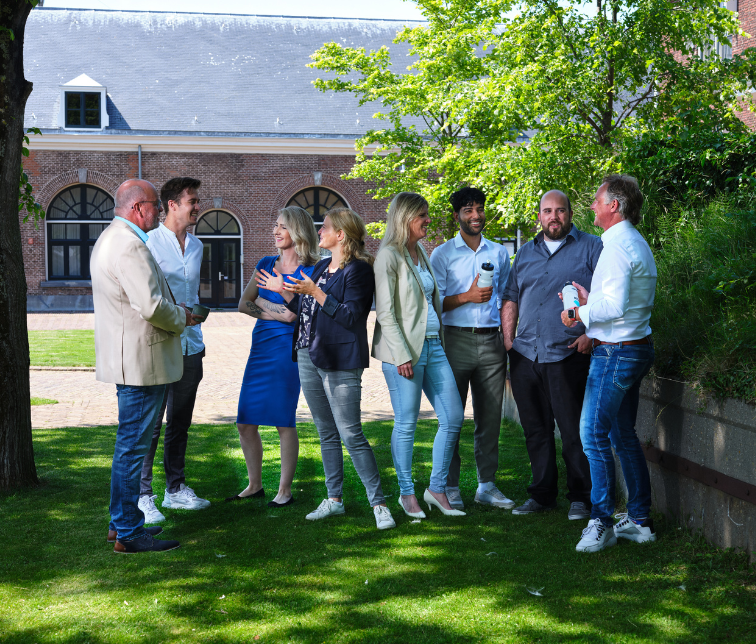 team aan het kletsen buiten, over sustainable goals.